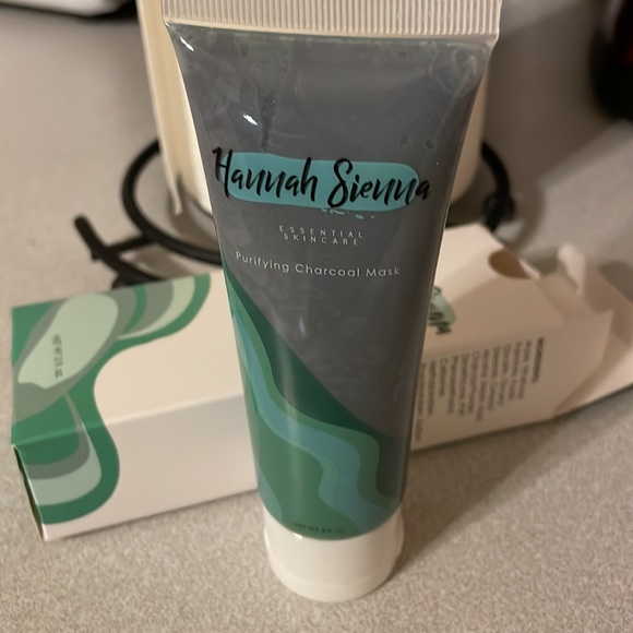 Hannah Sienna Purifying Charcoal Mask, New - Picture 2 of 5